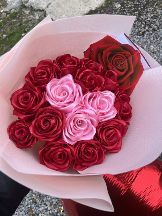 Қолмен гүл әдемі