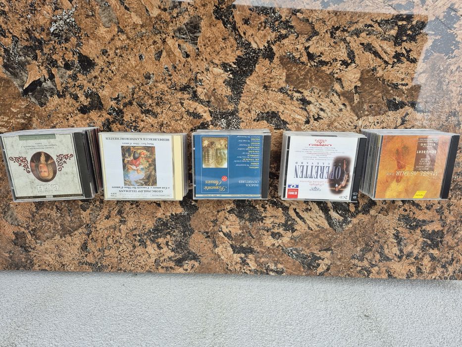 Vand Lot 40 CD cu muzică clasică mixta 

- Tot lotul de 24 CD cu muzic