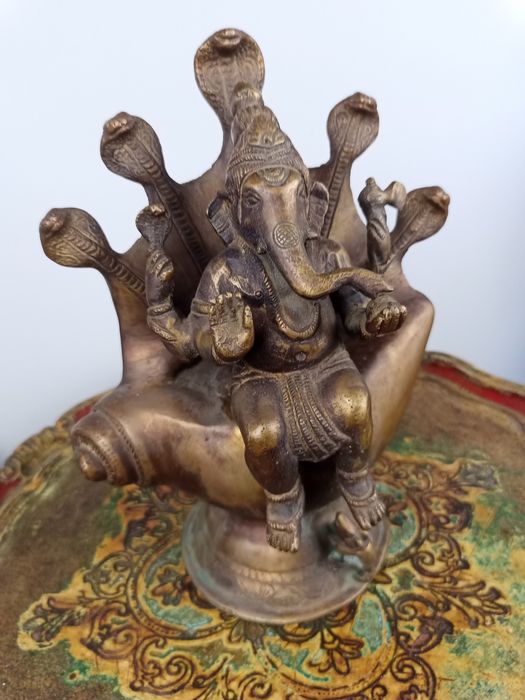 Антична Бронзова Статуетка на Ганеша върху Свещена Раковина (Шанкха) –