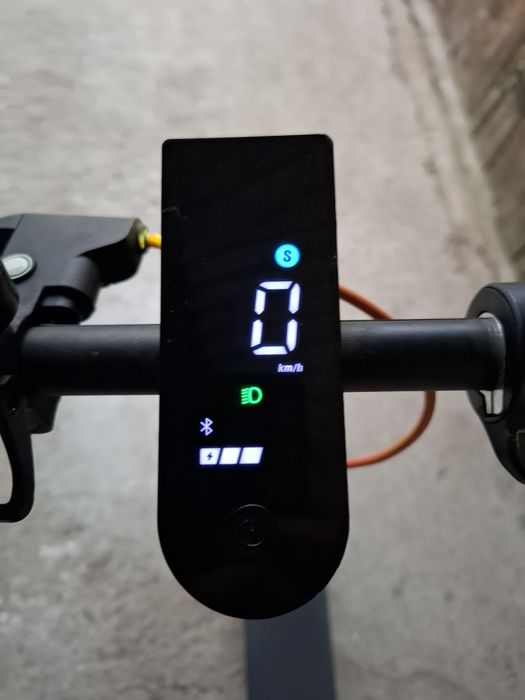 Trotineta electrica Xiaomi 4 Lite 2nd Gen, negru, 10", 300W, 25km autonomie