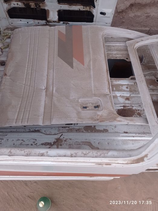 Damas mashinasini kuzovi sotiladi ustiga daraxt sinib tushgan turgan j