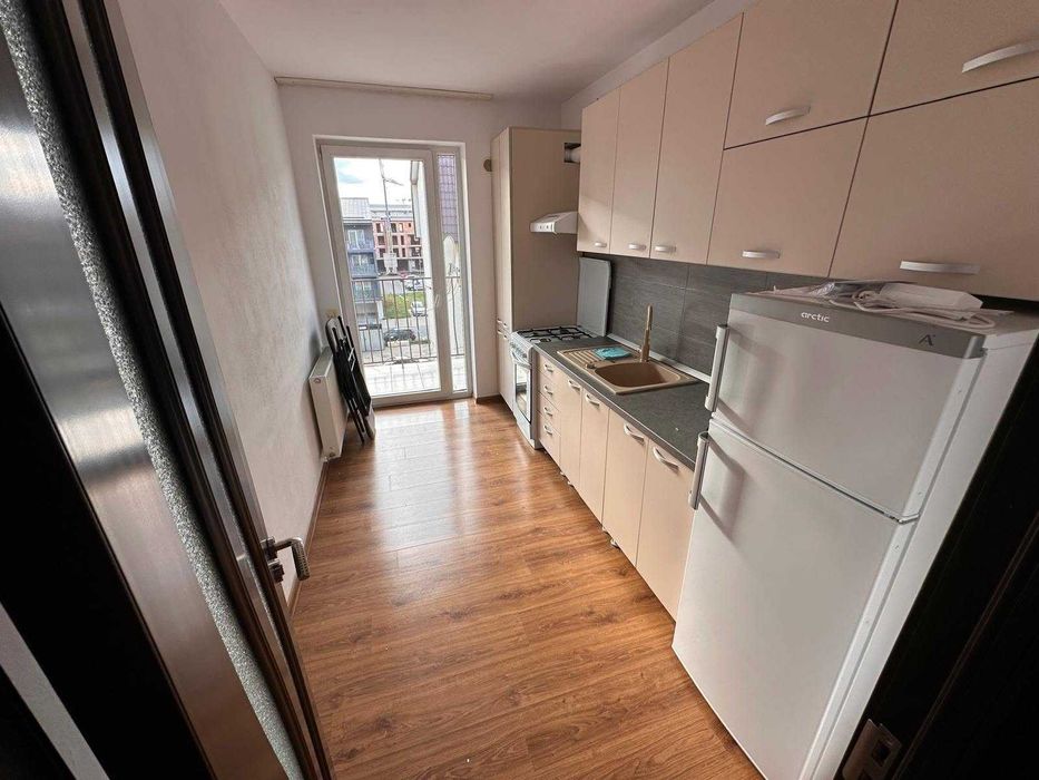 Vand apartament decomandat 1 cameră, proaspăt renovat + parcare, Florilor