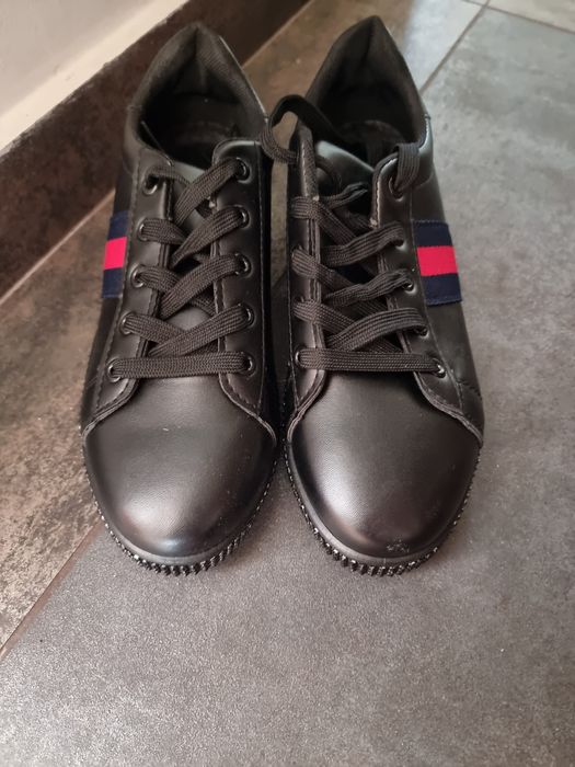 Дамски спортни обувки