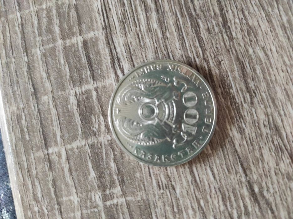 Монета наминалом в 100 тг