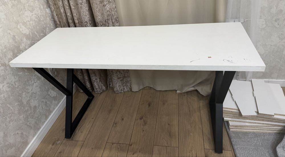 Стол с металлическими ножками