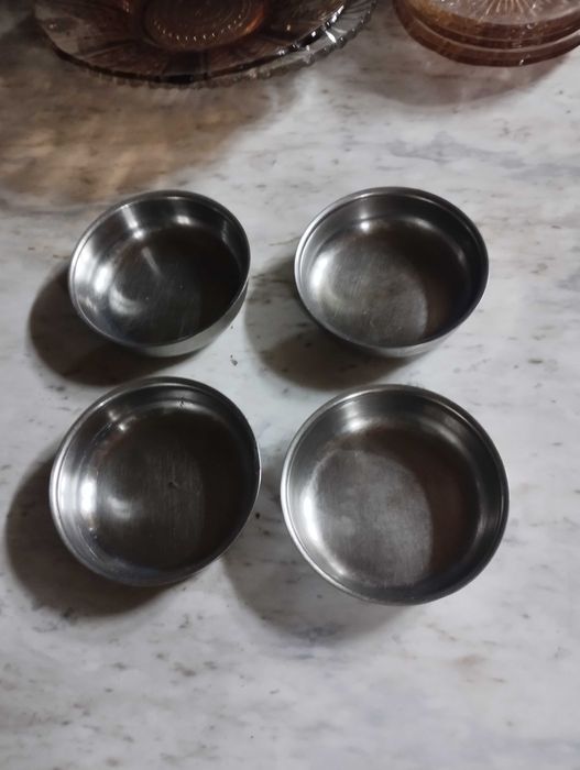 Стъклени чинии и купи