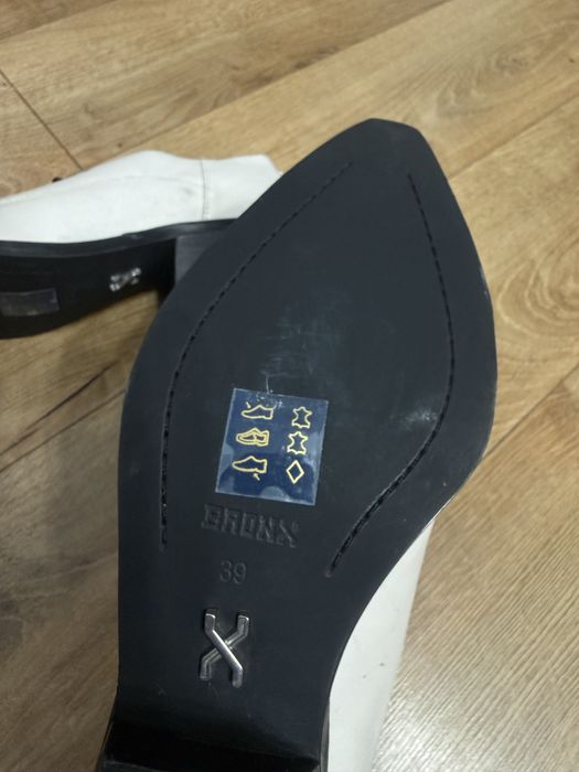 НОВИ Бели дамски обувки BRONX 39 номер