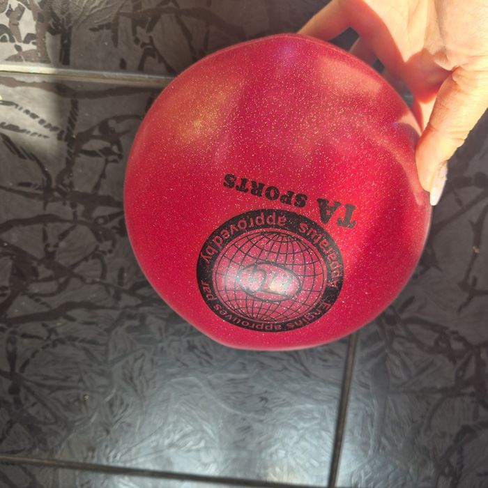 Продаю мяч и прыгалка для художественной гимнастики