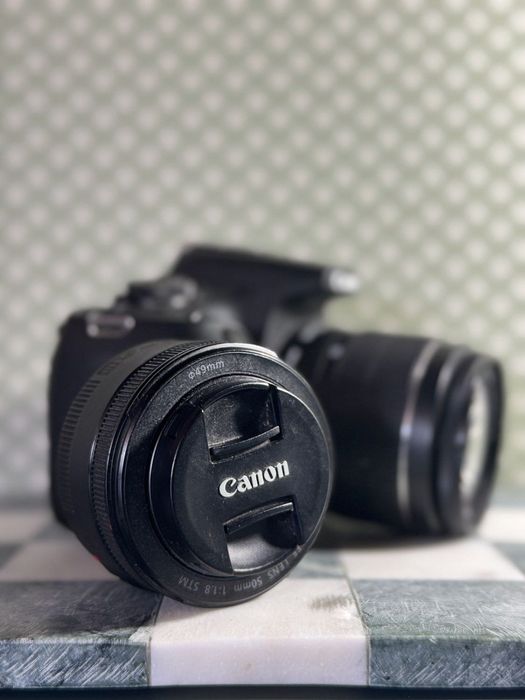 Canon EOS 2000D – kit complet pentru începători (DSLR 24 MP, Wi-Fi)