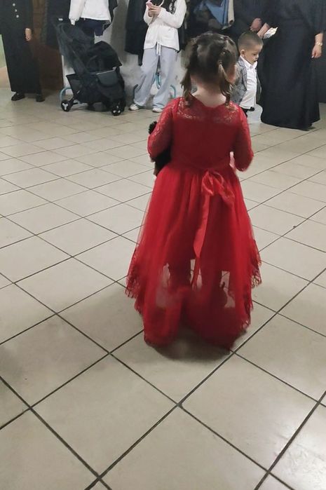 Продам платье для девочки красное