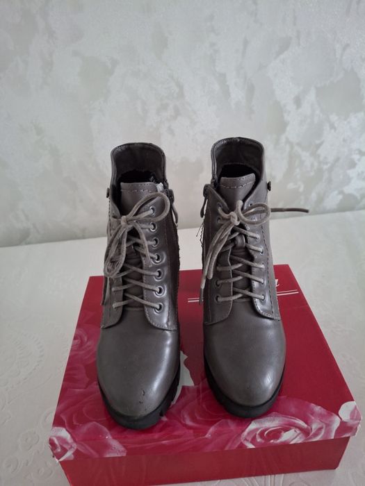 Продаются брендовые ботильоны