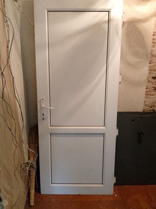 Продам пластиковую дверь