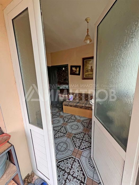 Продава напълно самостоятелна къща с двор в гр. Нови пазар в Добруджанския квартал на града.