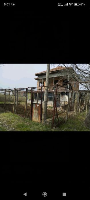 Двуетажна вила с двор.