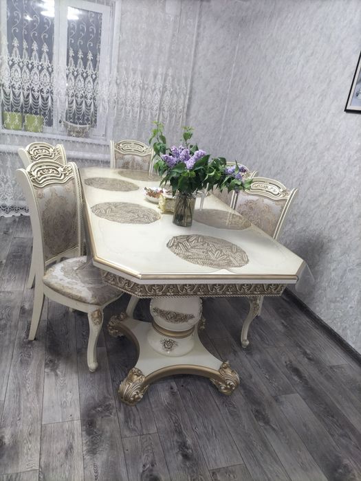 Продам кухонный стол со стульями.