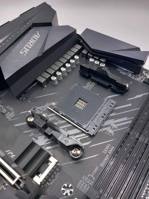 GIGABYTE B550 AORUS ELITE AX V2 + RYZEN 5 5600X 6-Core (4.6 GHz Turbo)