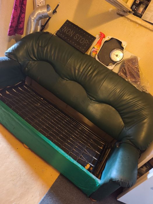 Vând canapea  extensibila imitație piele verde  cu saltea inclusa !