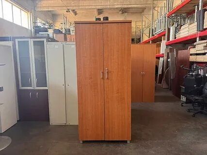 Шкаф для одежды целый