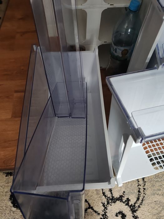 Rafturi ,sertare, etajere, combina frigider Beco.