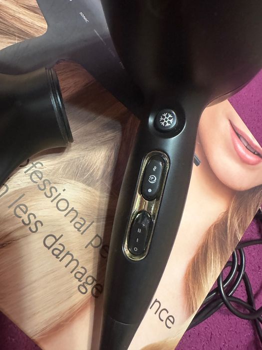 Професионален сешоар Philips Pro Hairdryer 2300W (с йонизираща грижа)