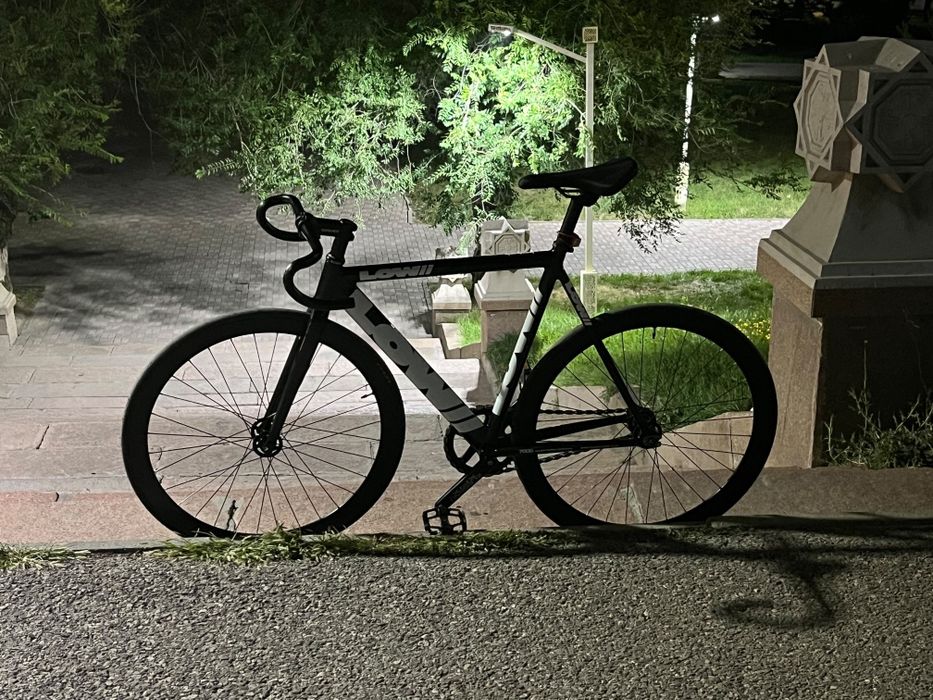 Low ll | black and white | fixed gear