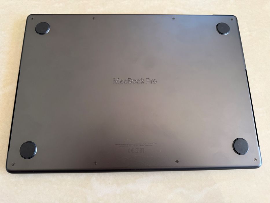 MacBook Pro 14" M4 / 32GB RAM / 2TB SSD
