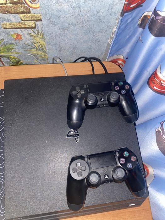 Playstation 4 pro + ps plus deluxe 1 год 2 диска есть рдр2 гта 5 fc26