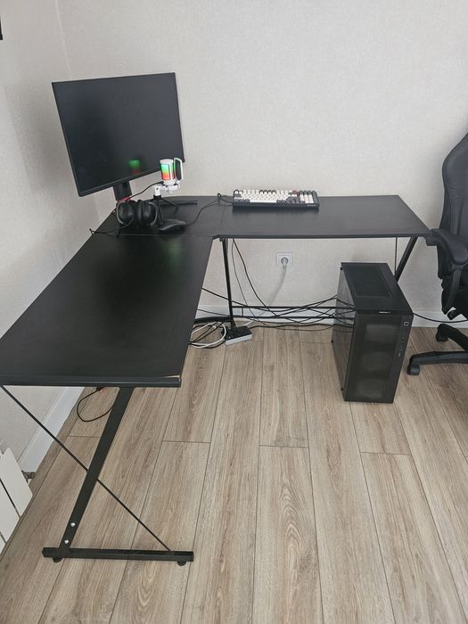 Продам компьютерный стол и кресло