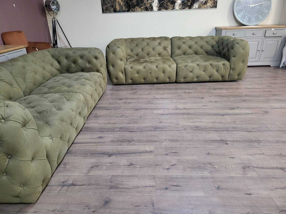 Зелен комплект дивани от плат набук две тройки тип Честърфийлд