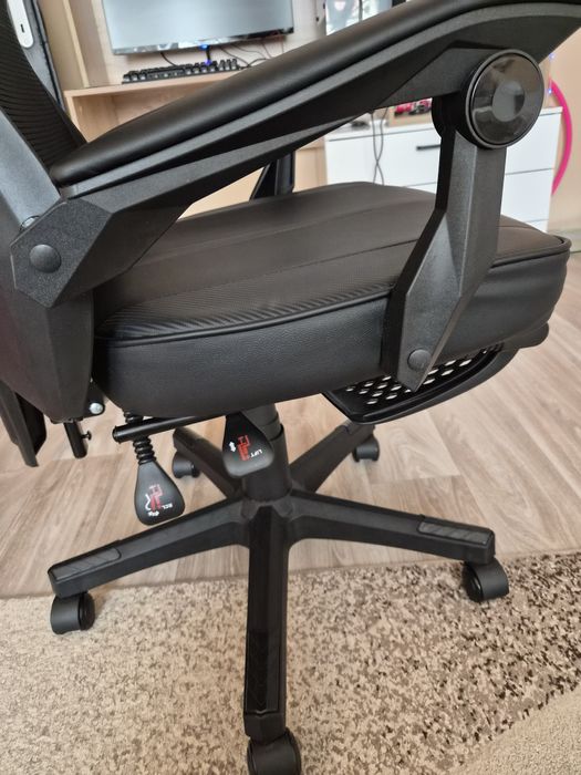 Офис стол (геймарски)