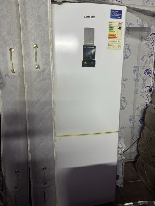 Холодильник рабочий все отделы есть