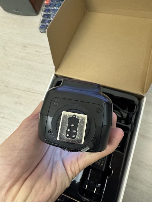 Вспышка Godox V1C