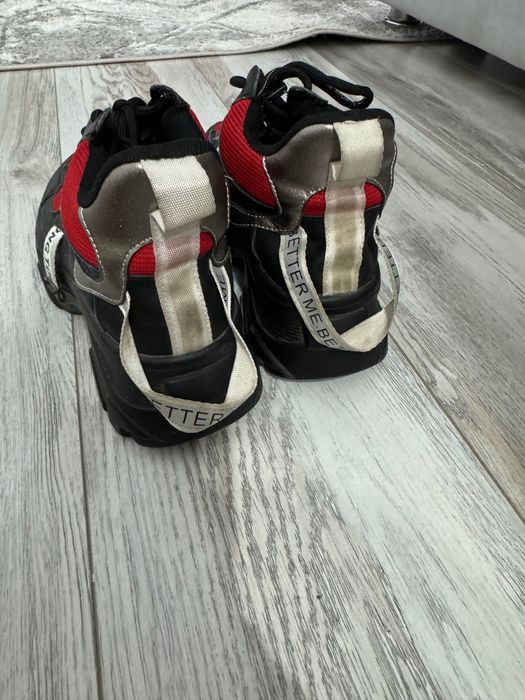 Продам женские кроссовки