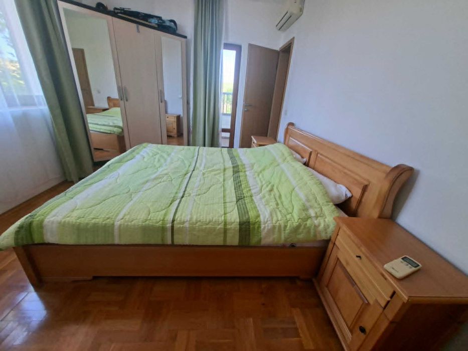 Продавам двуетажна обзаведена къща със собствен басейн,в к-с Флорал хилс, на 5 мин от гр. Ахелой и морето