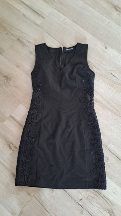 Черна, плътна, еластична рокля. Има странично опита дантела с камъчета