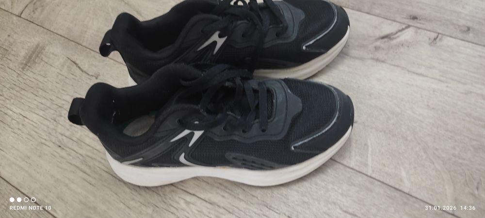 Кроссовки размер 39 в отличном состоянии