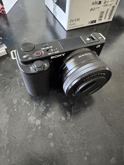 Фотоапарат Sony ZV-E10 с кит Ленс - E PZ 16-50mm f/3.5-5.6 за Влогинг