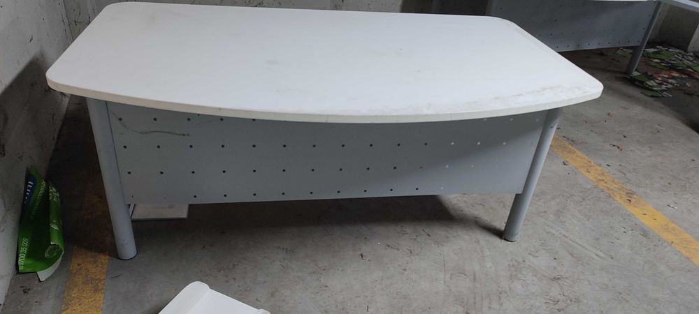 Офис маса , бюро.