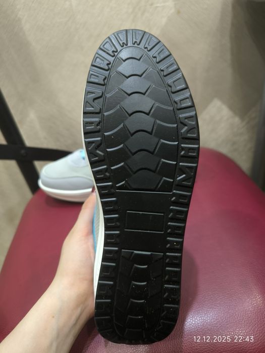 Продам кроссовки новые