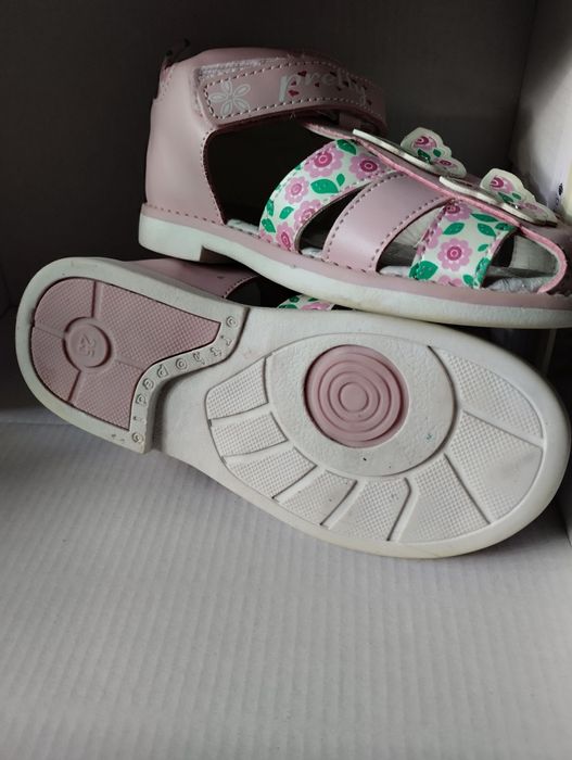 Продам новые сандали на девочку