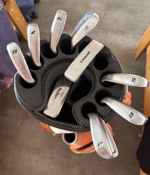 Set de golf Bennington cu crose de CHAMP si Mizuno Mp 56-11