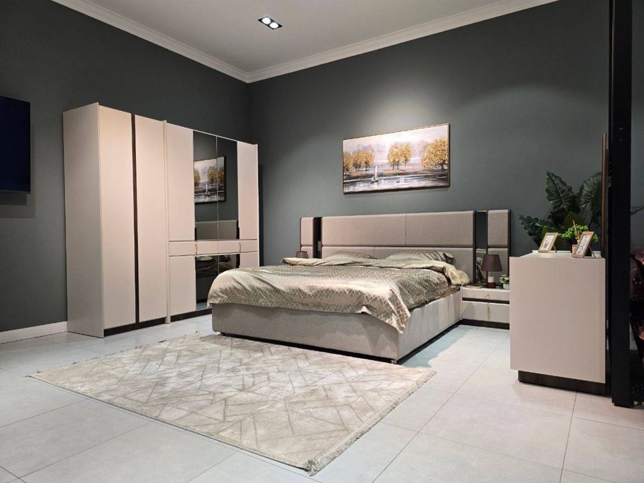 Спальный гарнитур Хай-тек 
Изготовлена из качественных материалов