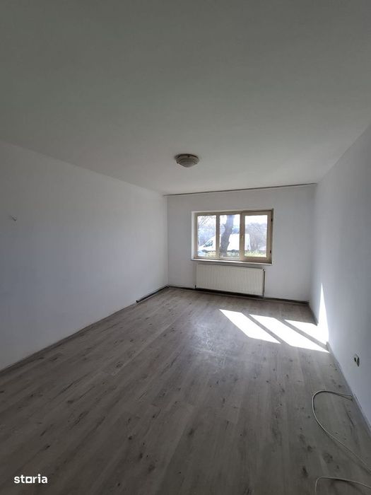 Apartament 3 camere, balcon, parter, preț bun