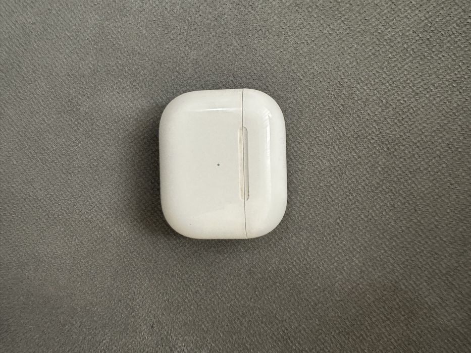 Продам Apple AirPods 3 with Lighting Charging case