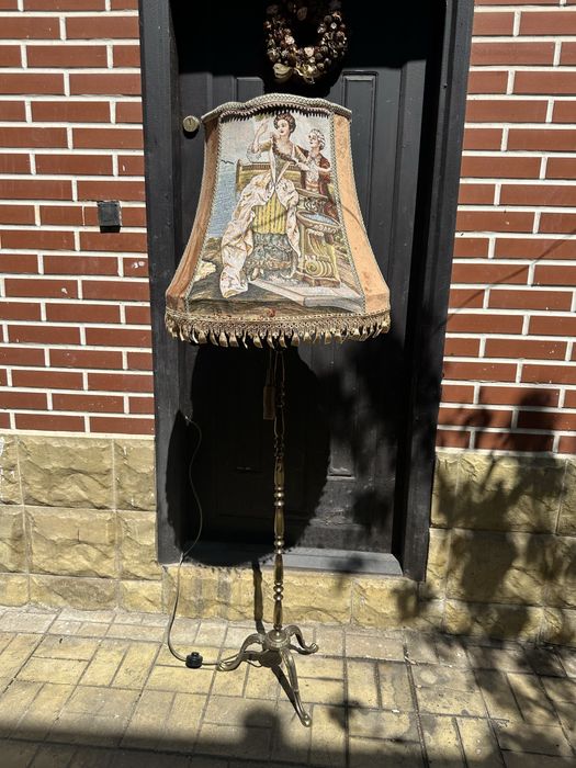 Lampadar din bronz si tapiserie