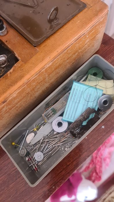 Швейная машинка с кейсов.