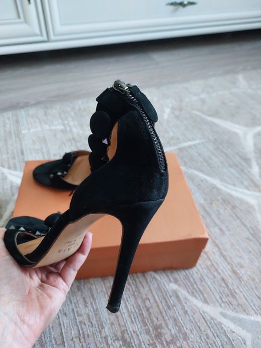 Босоножки замшевые