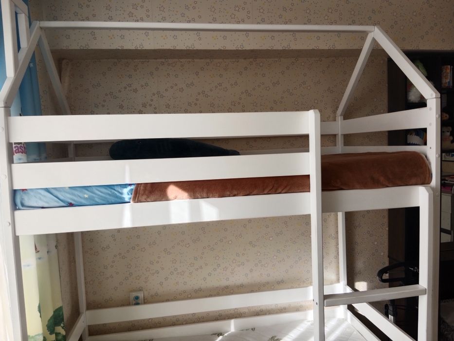 Детская двухъярусная кровать