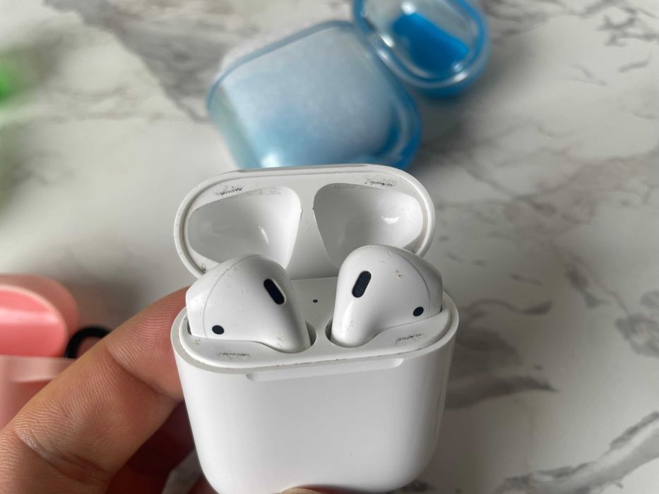 Оригинални Apple AirPods 2 (почистени) + 3 Кейса (2 светещи в тъмното)