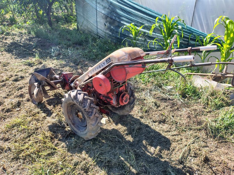 Motocultor cu plug rotativ reversibil